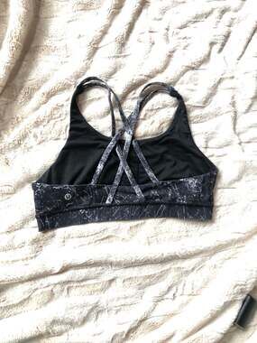 Lululemon Energy Bra Alouette Alpine White Black Scratch Print